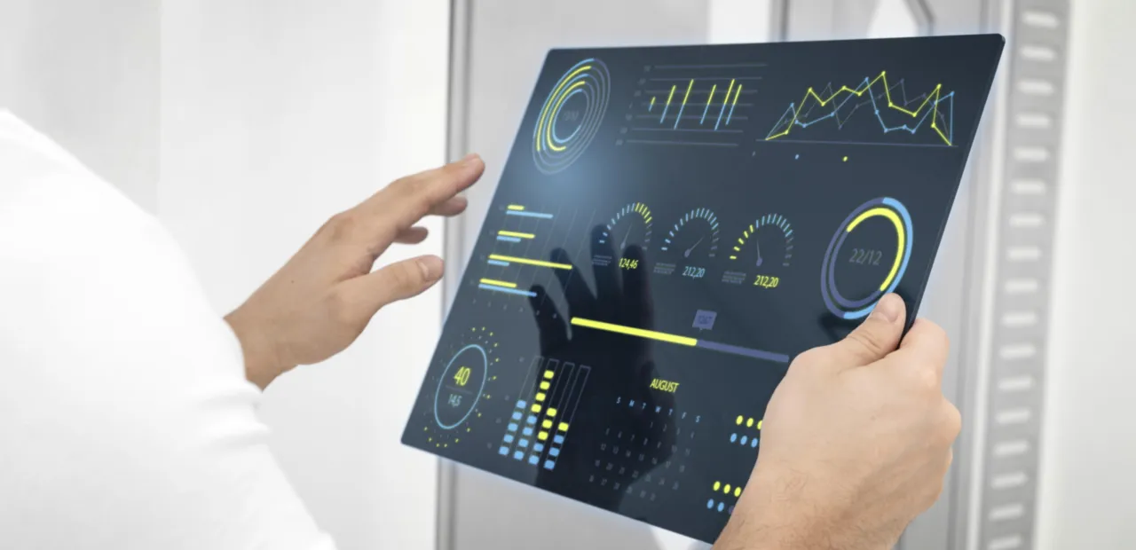 tablet tenuto in mano da una persona che mostra svariate infografiche relative allo studio di un mercato