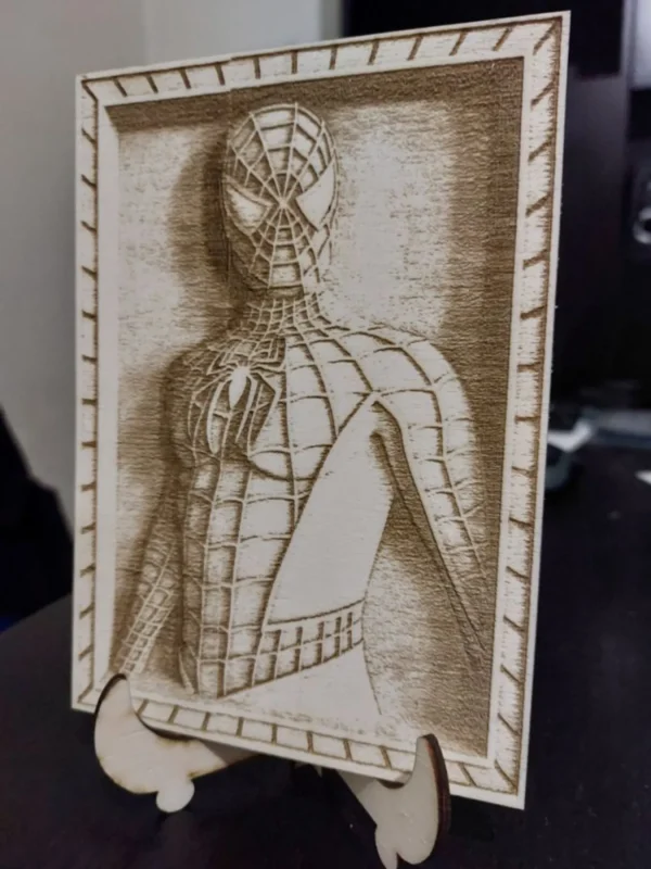 incisioni foto su legno Foglio di compensato con incisa una foto a laser che rappresenta spiderm-man