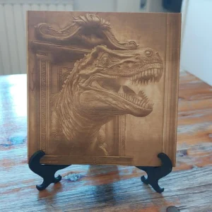 incisioni foto su legno, Foglio di compensato con incisa una foto a laser che rappresenta un dinosauro che esce da un armadio