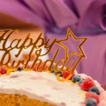 Scritte su torte dorate, per augurare compleanno